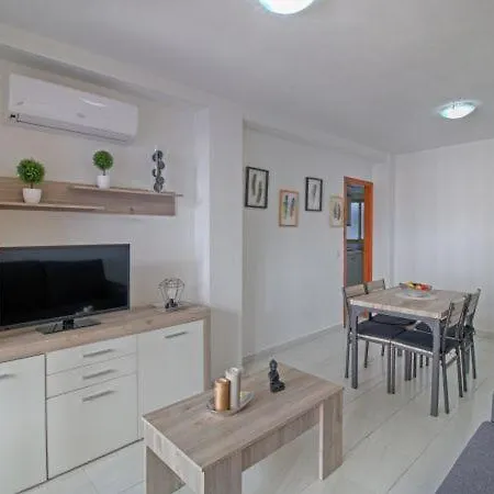 Sleeps 3 With Air Con And Wifi